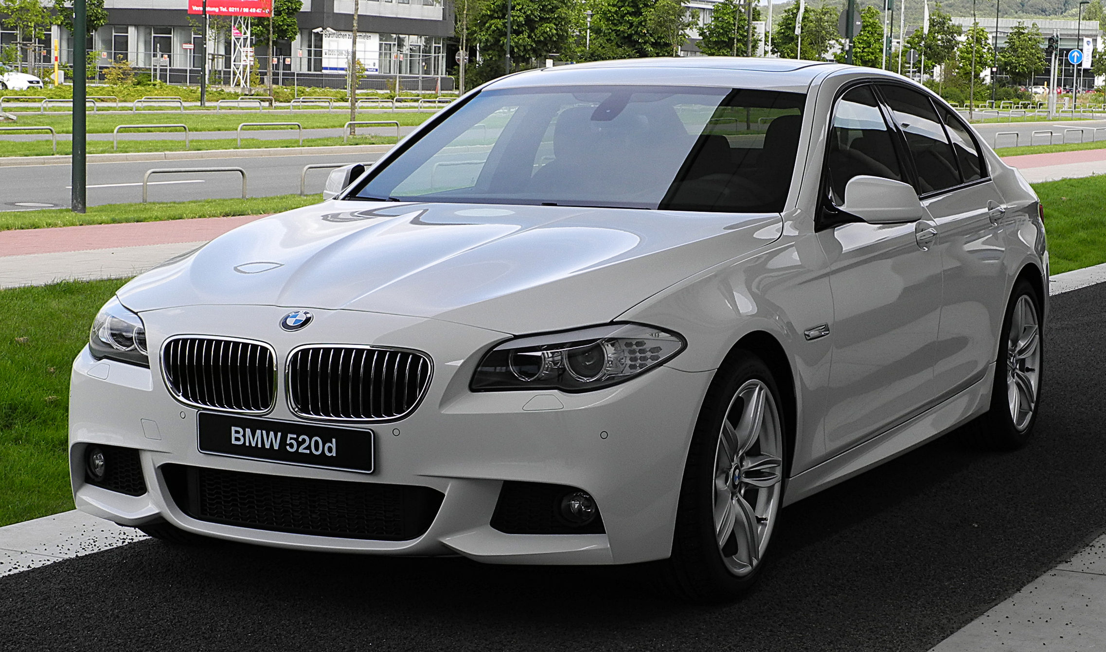 File:BMW 520d M-Sportpaket (F10) – Frontansicht, 2. Juli 2011