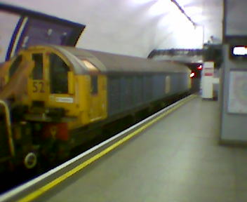 A battery-electric locomotive at Euston station, April 2006