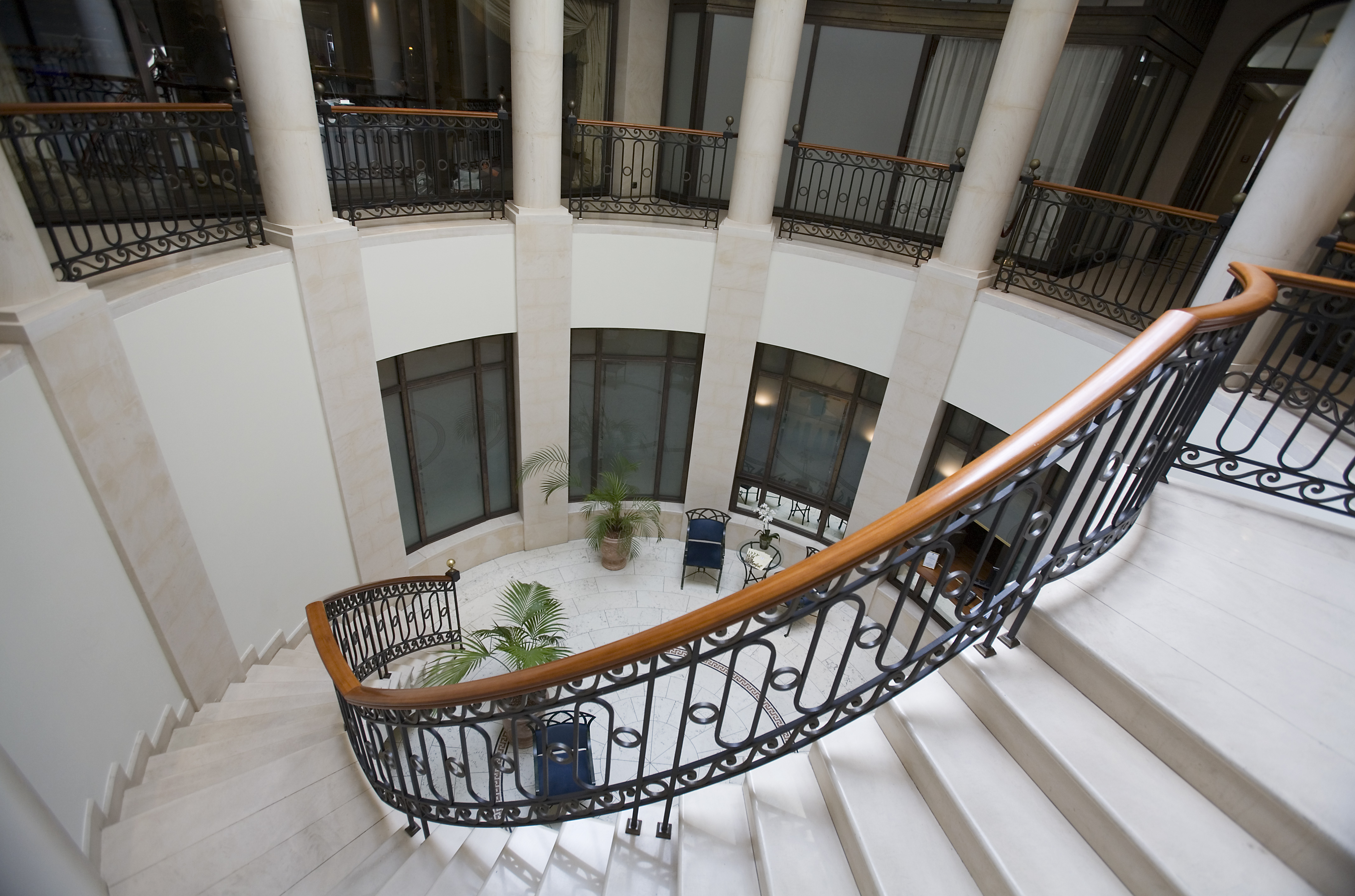 Berlin-_Hotel_imperial_staircase_-_3214.