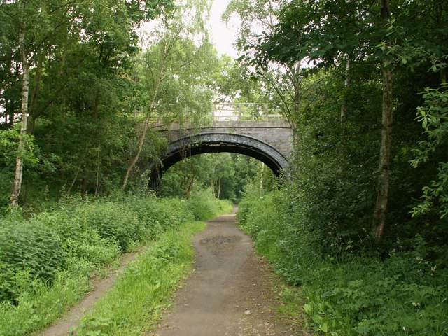 File:Bridge over dismantled railway - geograph.org.uk - 848740.jpg