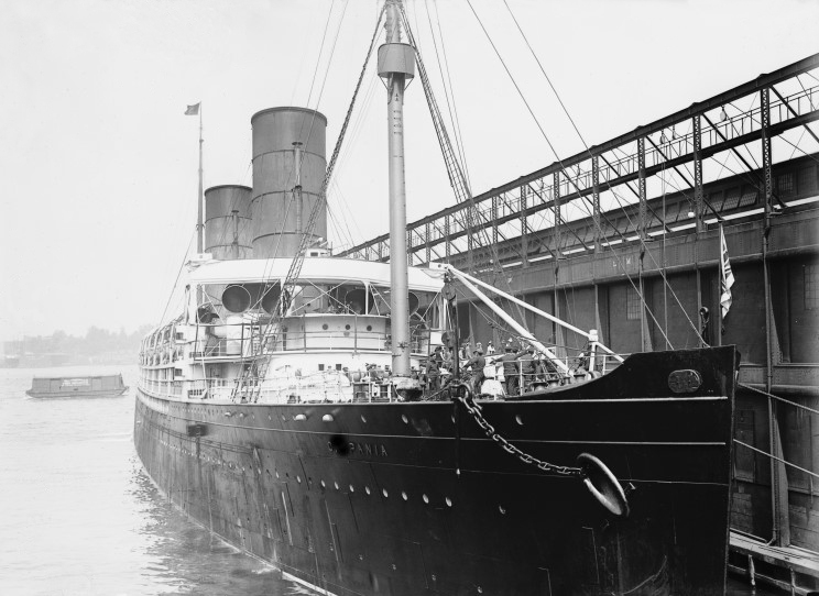 File:Campania at Cunard Pier.jpg