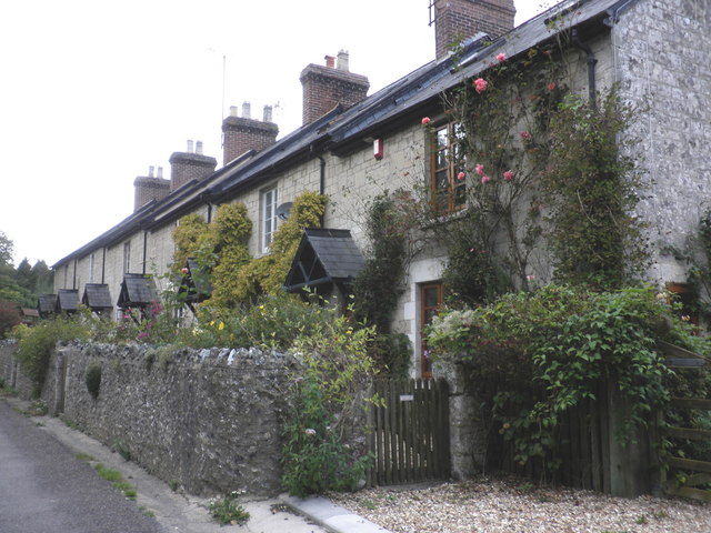 File:Cottages, on the road to Branscombe - geograph.org.uk - 1497637.jpg