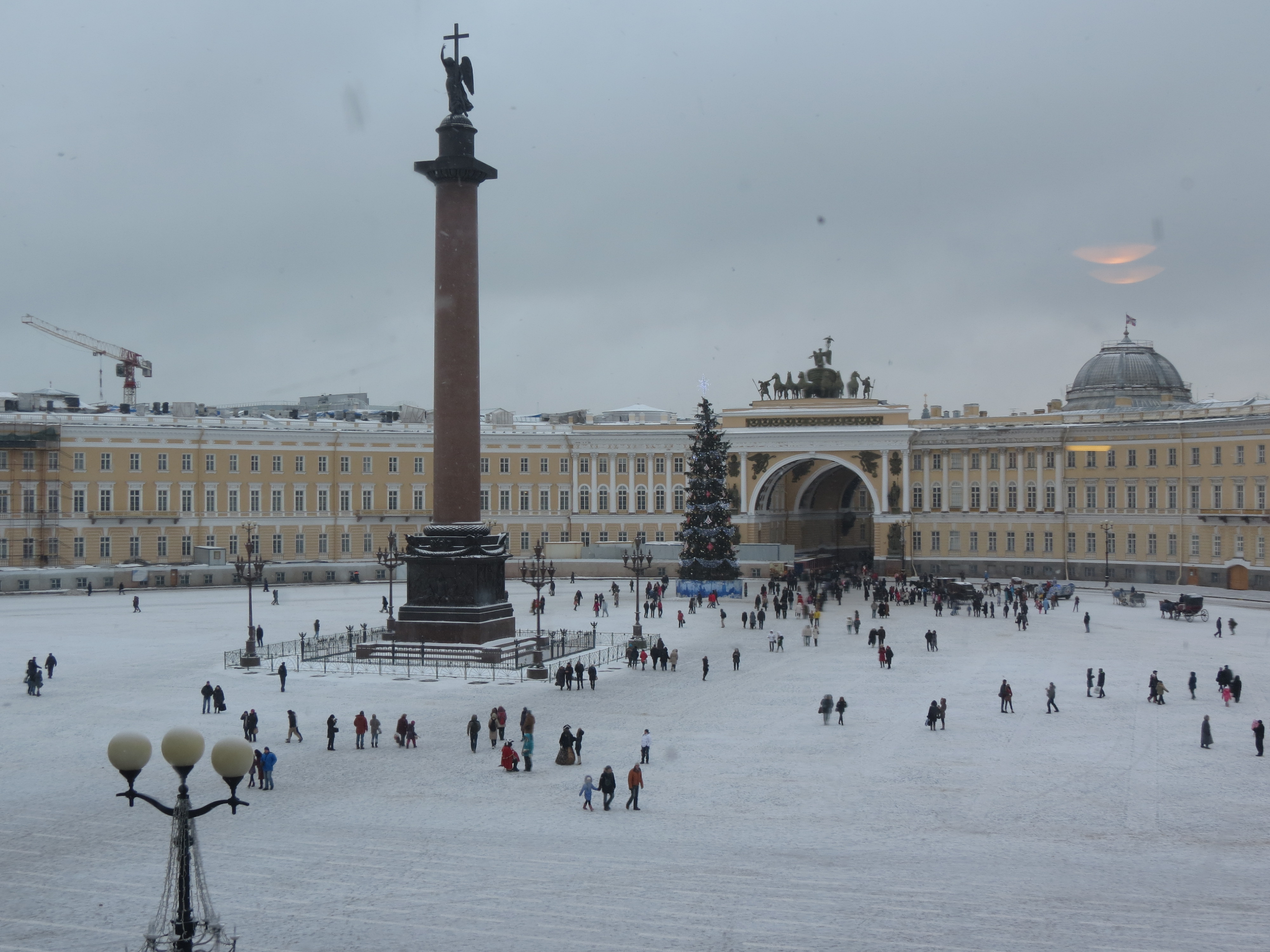 Перед зимнем. Дворцовая площадь в Санкт-Петербурге зима. Зимний Петербург Дворцовая площадь. Зимний дворец вид с Дворцовой площади зимой. Дворцовая площадь зимой 2021.