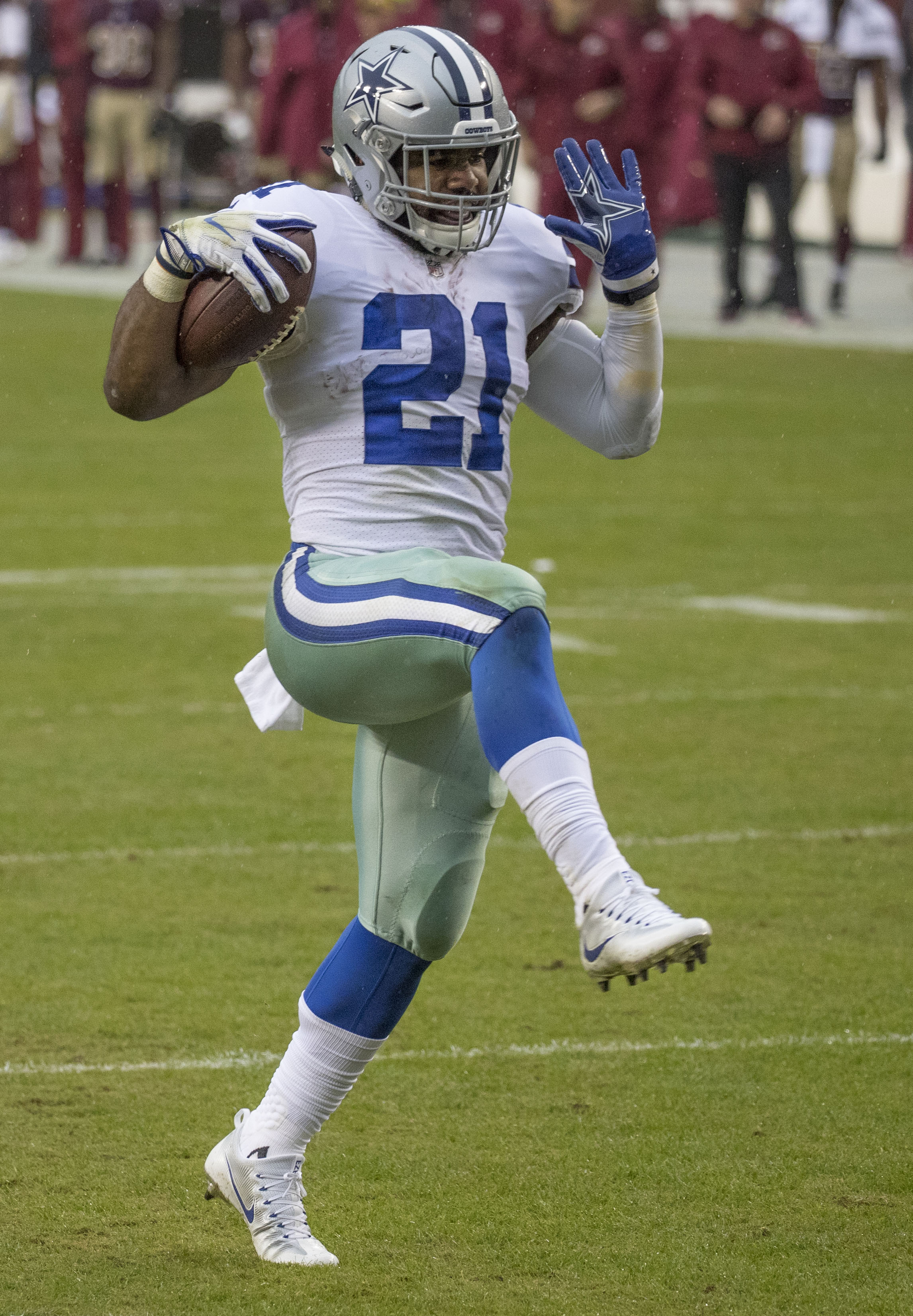 Ezekiel_Elliott_(38027138731).jpg