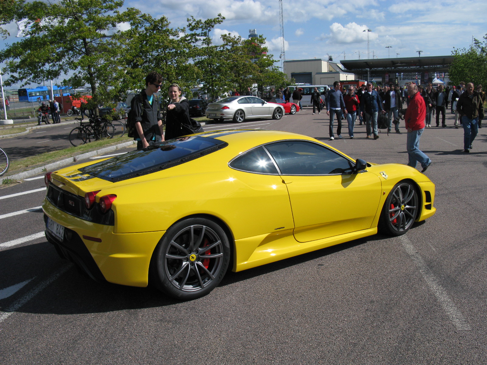 Желтая Феррари f430