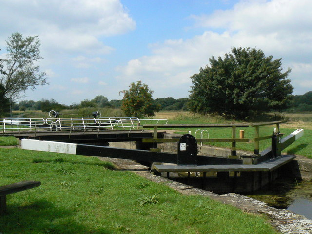 File:Gardham Lock and No.3 Swing Bridge - geograph.org.uk - 895789.jpg