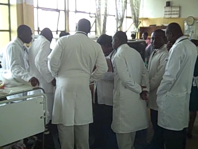 File:Ghanaian Medical Doctors – Ward rounds at Komfo Anokye Teaching Hospital, Kumasi, Ghana.jpg