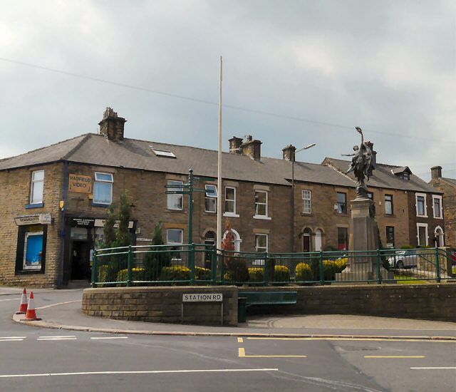 File:Hadfield War Memorial - geograph.org.uk - 1378050.jpg