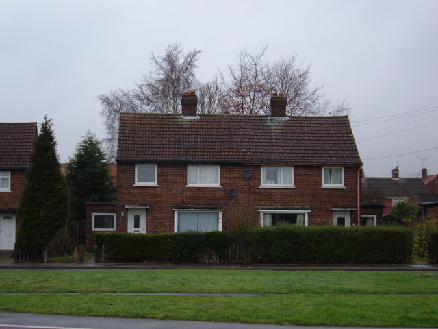 File:Houses on Humber Crescent - geograph.org.uk - 1604596.jpg