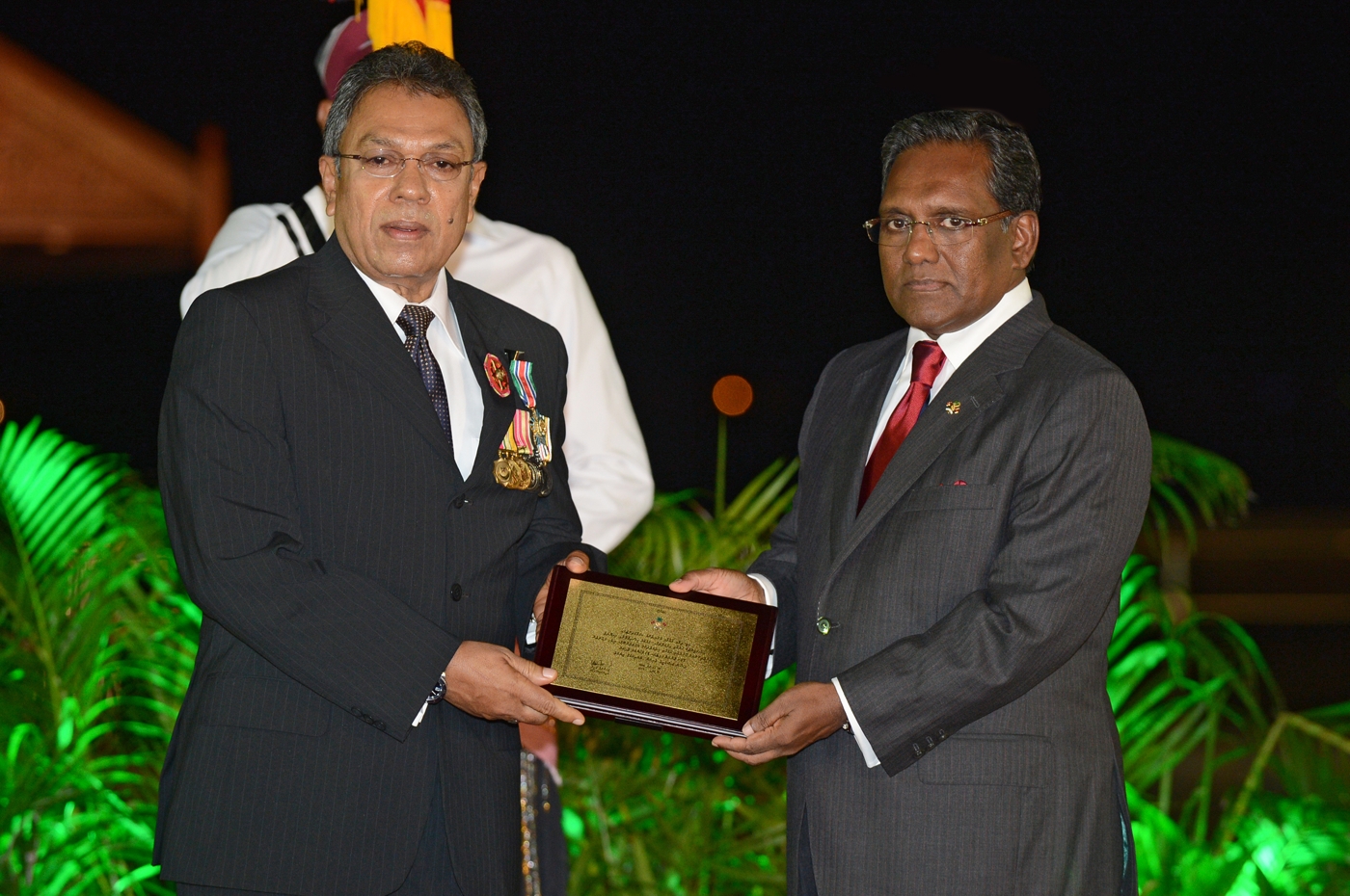 Zahir receiving the Order of Distinguished Army Service