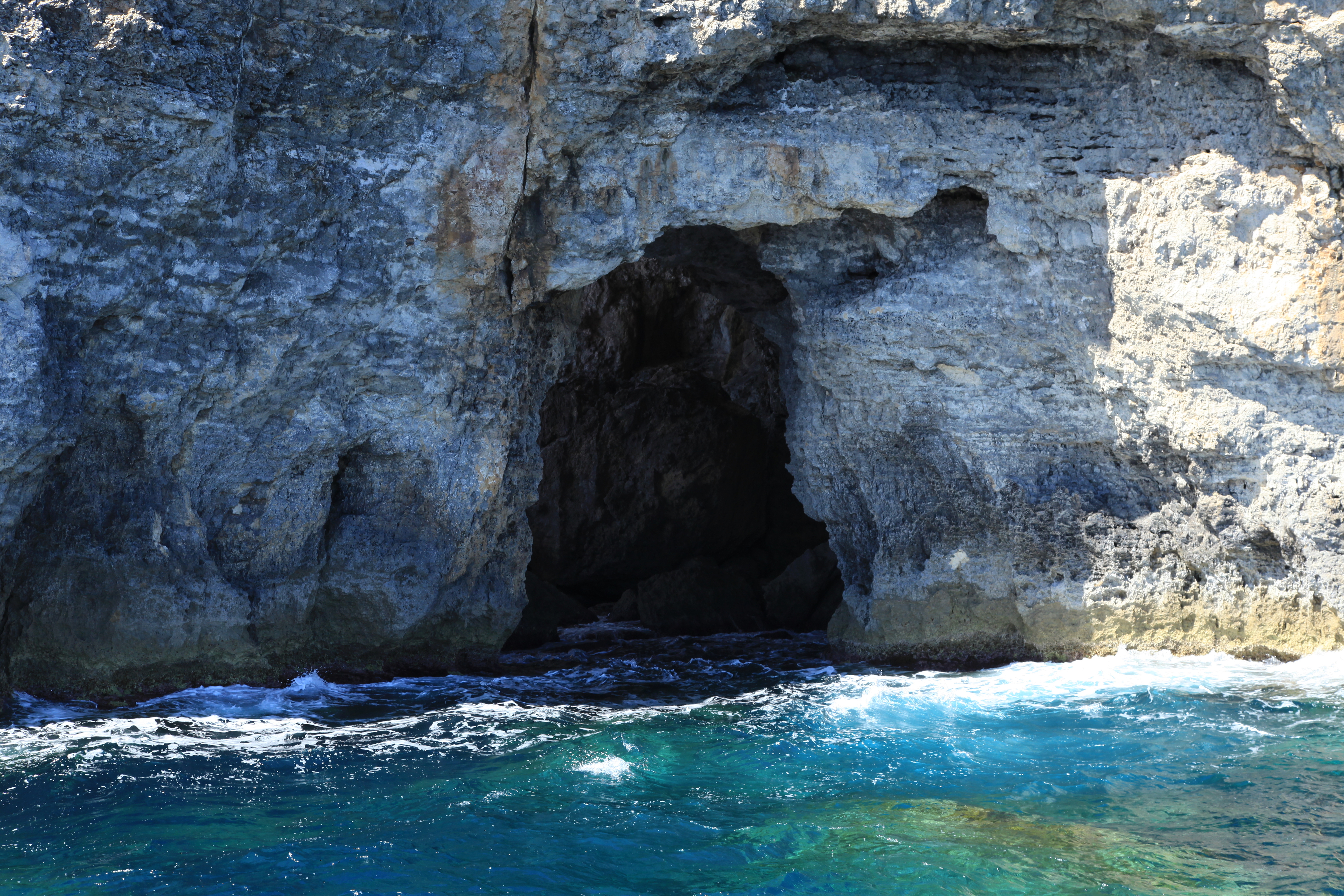 As the world caves in maltese. Мелиха пещеры на Мальте. Мальта камень фото.