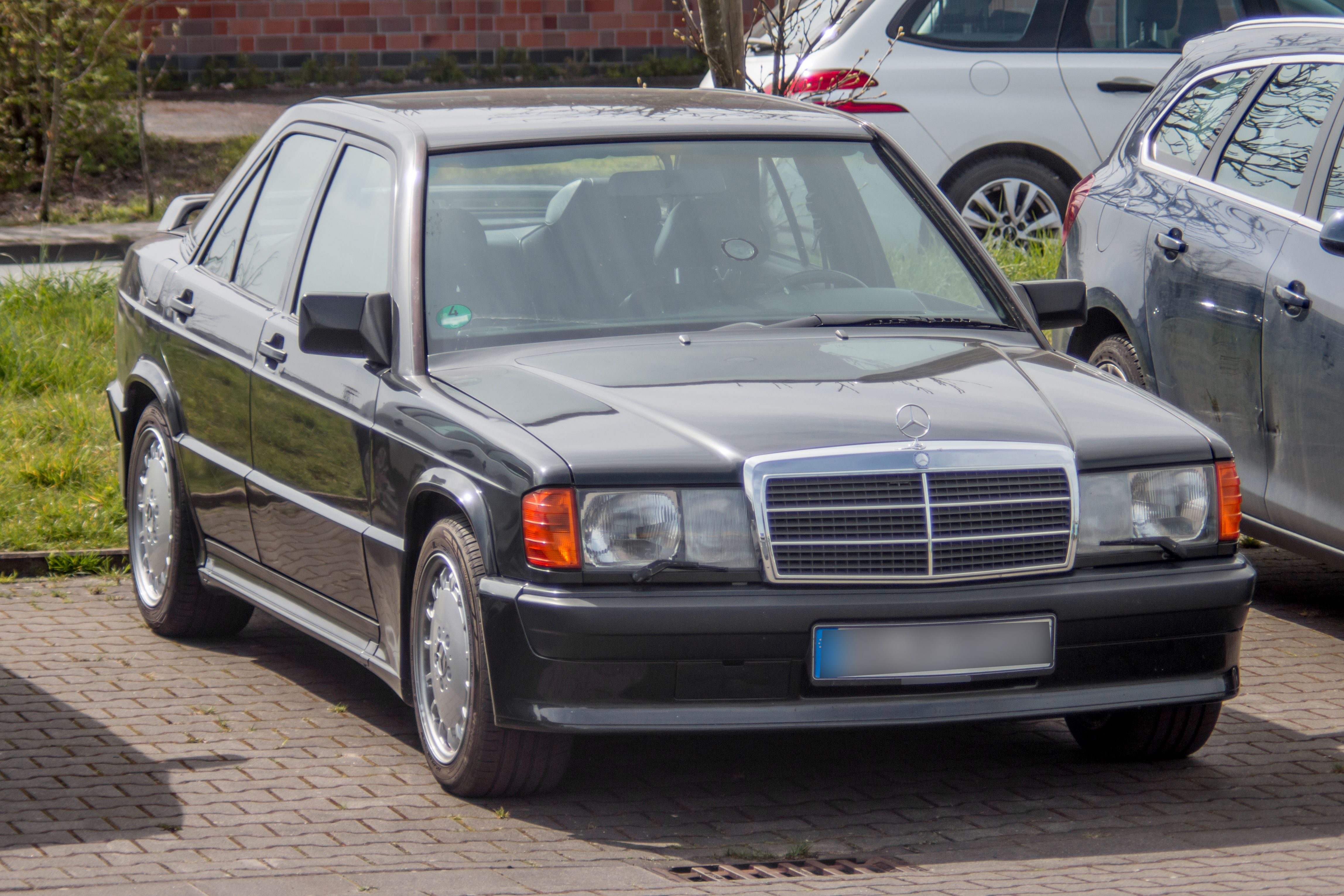 Датотека:Mercedes-Benz W 201 190 E 2.5 16V 13.04.22 JM (3).jpg — Википедија
