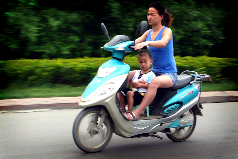 File:Mother & son on a electric motorbike in china.jpg