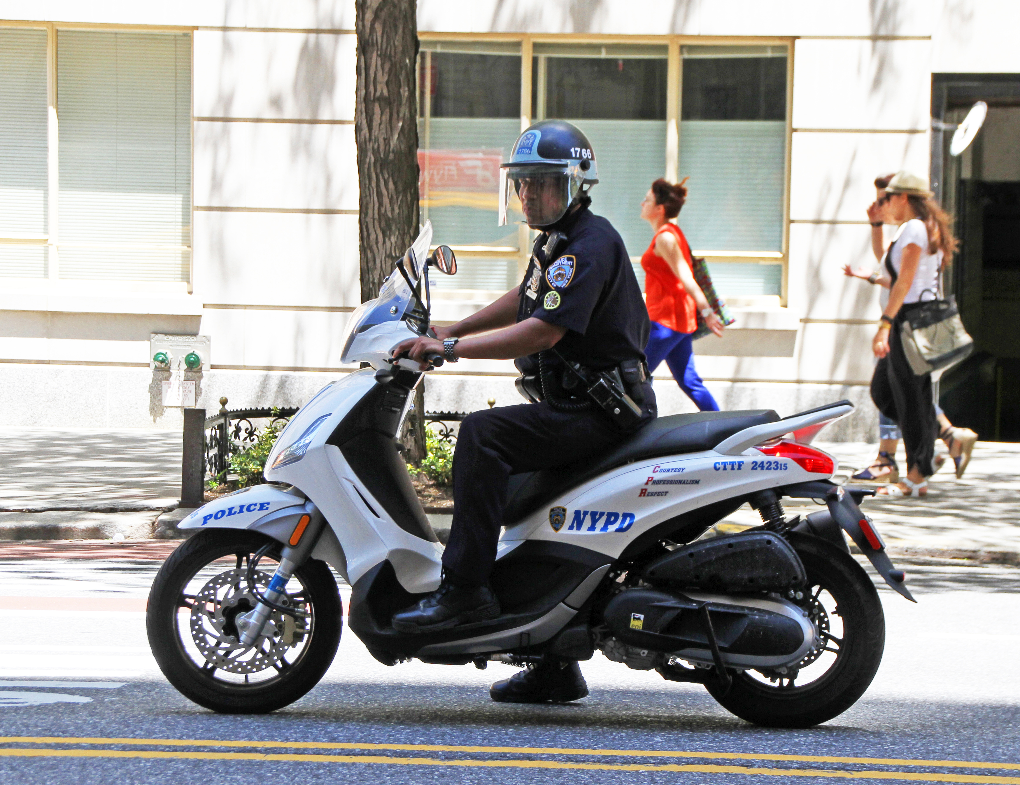 Police Scooter (27886178366).jpg - Wikimedia Commons