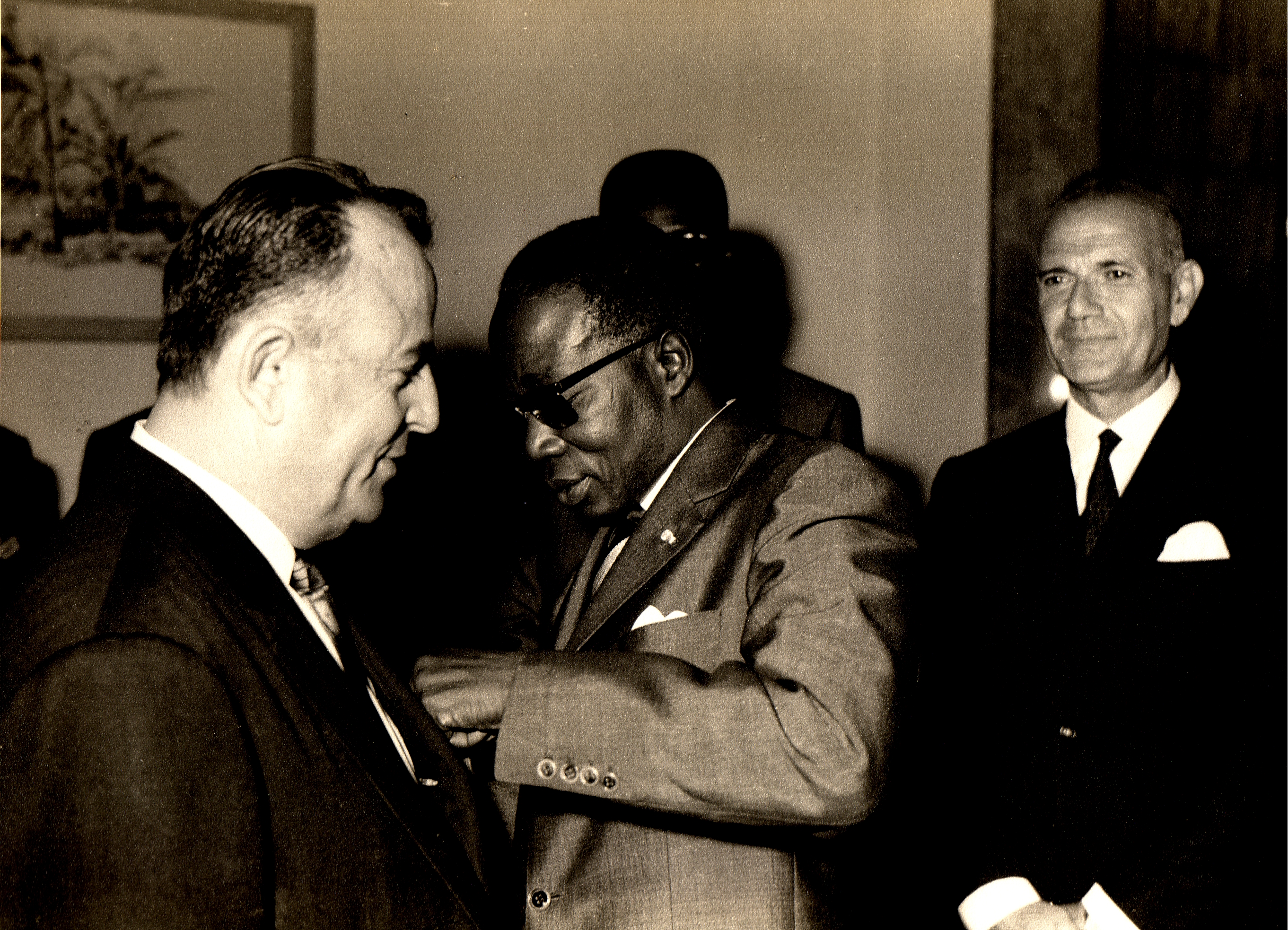 File:Naim Mrad Radwan avec Leopold Senghor.jpg - Wikimedia Commons