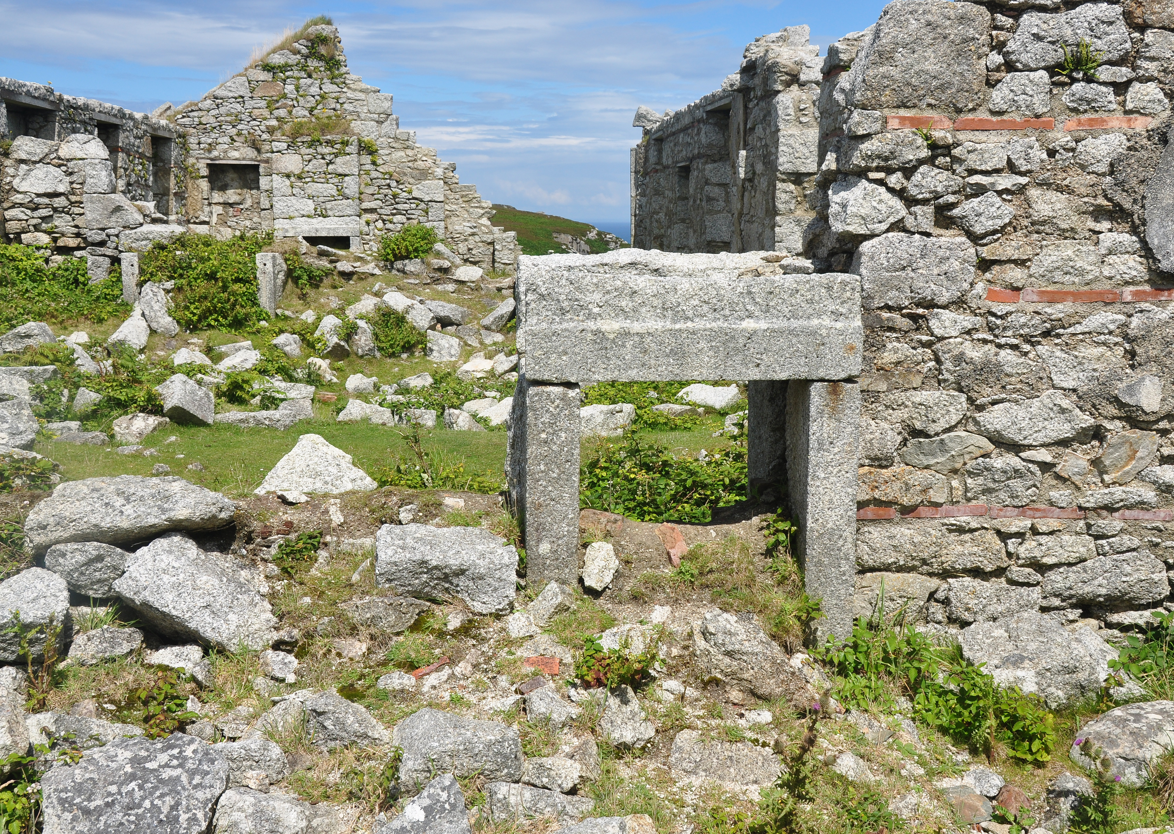 File Quarry Cottage Fireplaces Lundy Jpg Wikimedia Commons