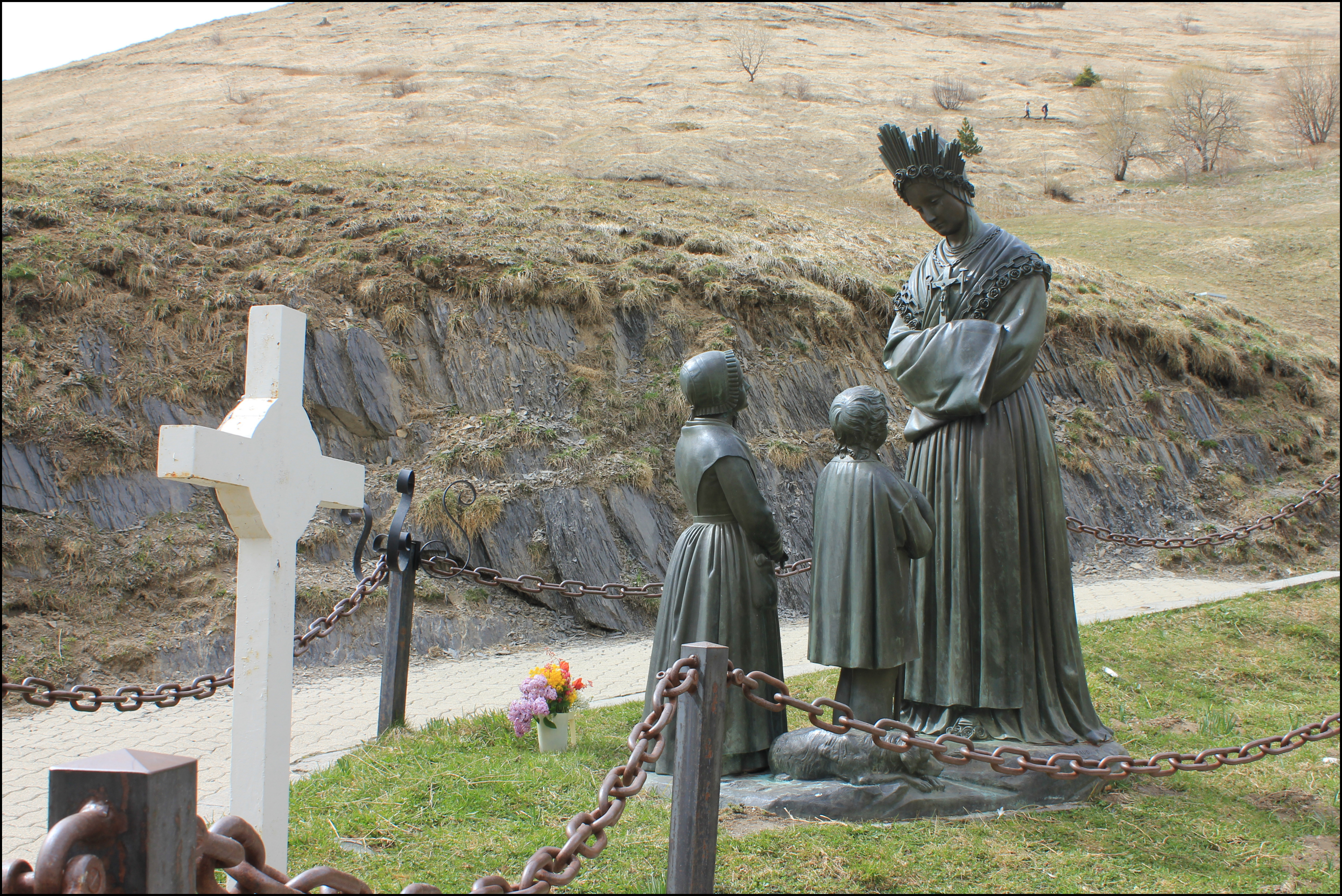 Représentation de la Vierge et des 2 jeunes bergers dans le [[sanctuaire marial de La Salette