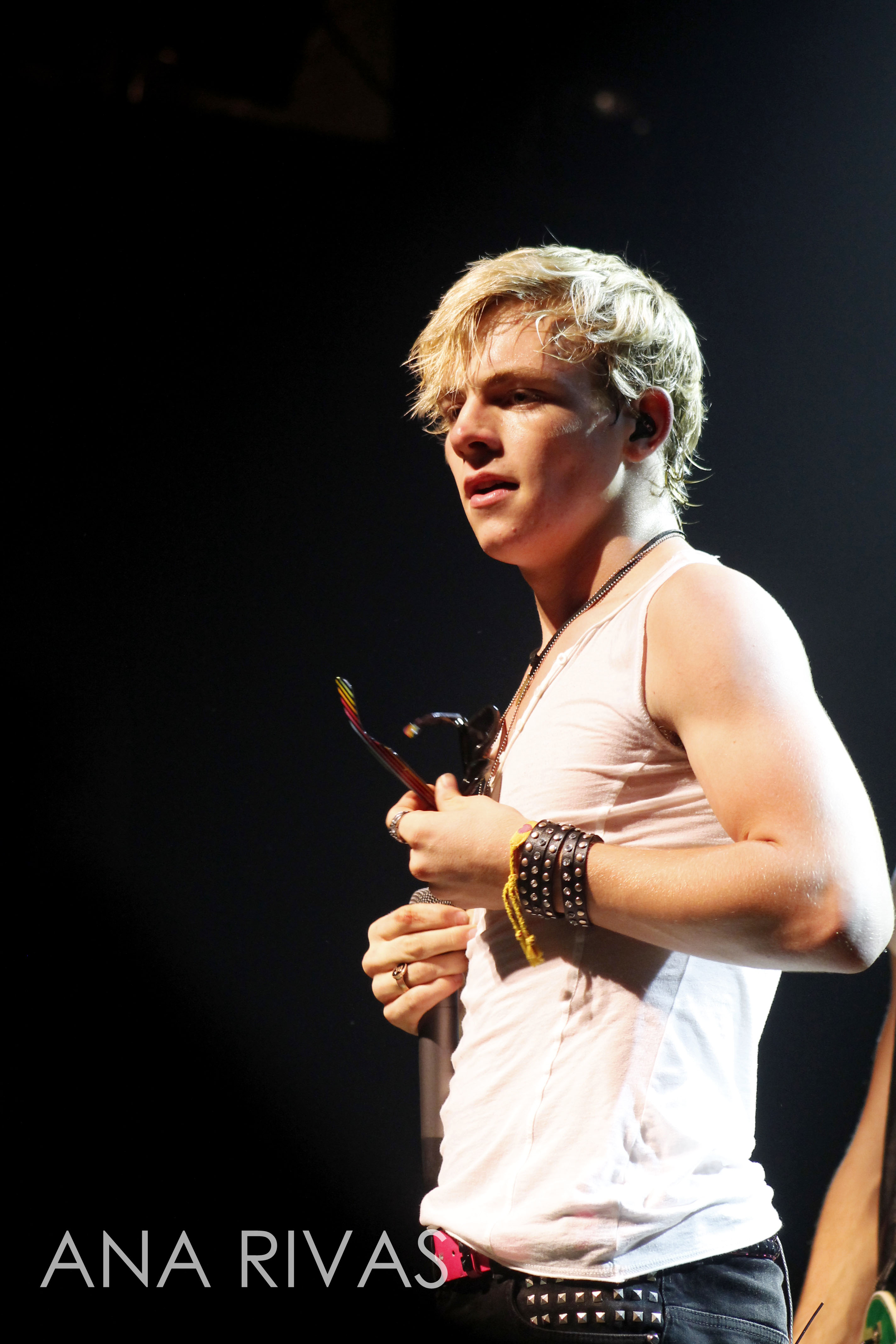 ross lynch muscles