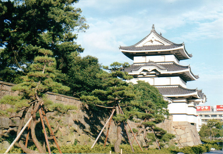 File:Takamatsu castle Tsukimiyagura.jpg