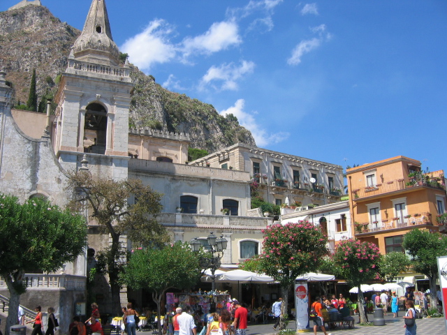 File:Taormine Piazza IX Aprile.jpg