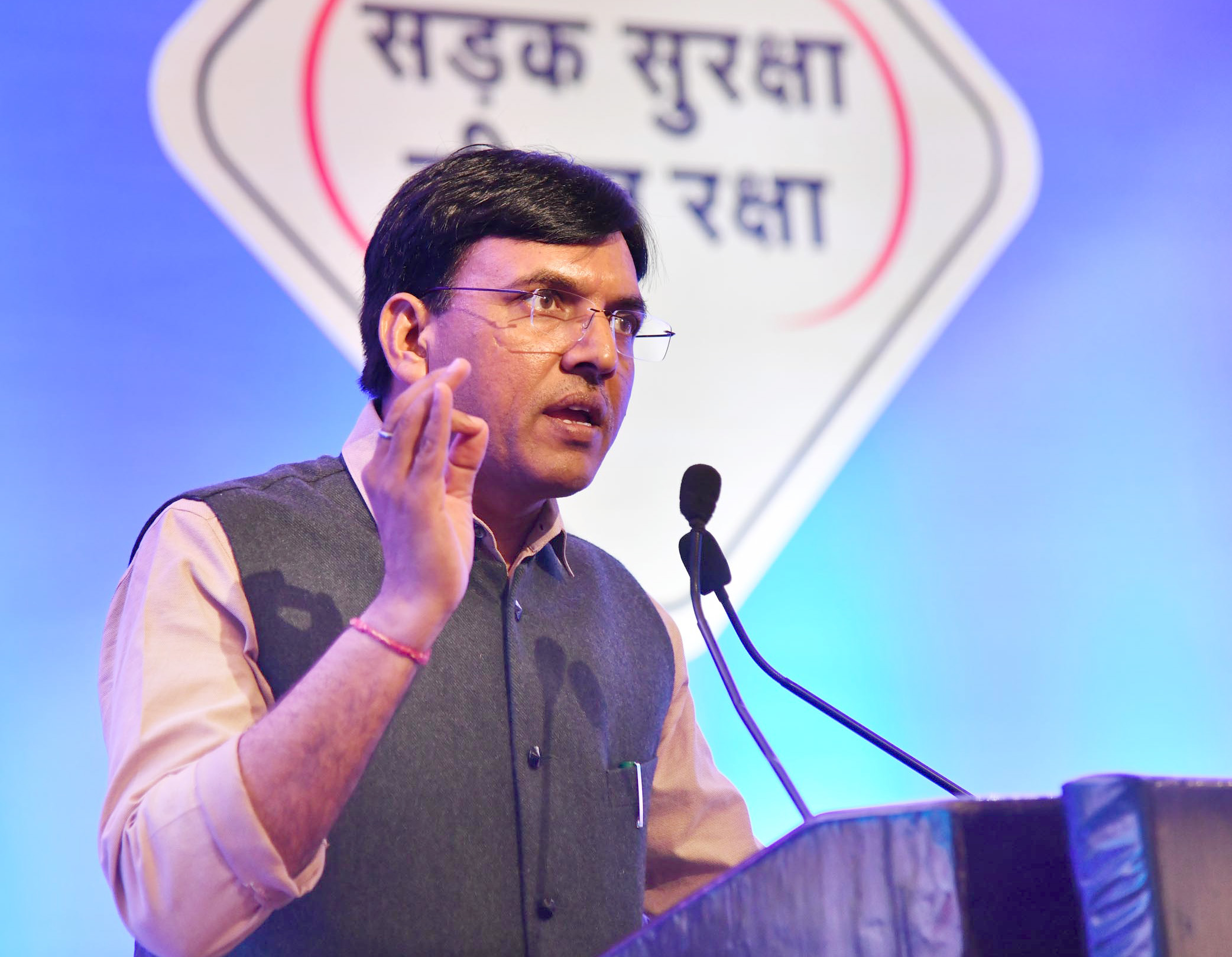 Shri Mansukh L. Mandaviya spreekt de bijeenkomst toe bij de lancering van het Road Safety Awareness Programme in New Delhi.JPG