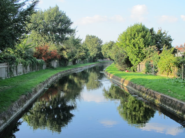 File:The New River by New River Crescent, N13 (5) - geograph.org.uk - 4696159.jpg