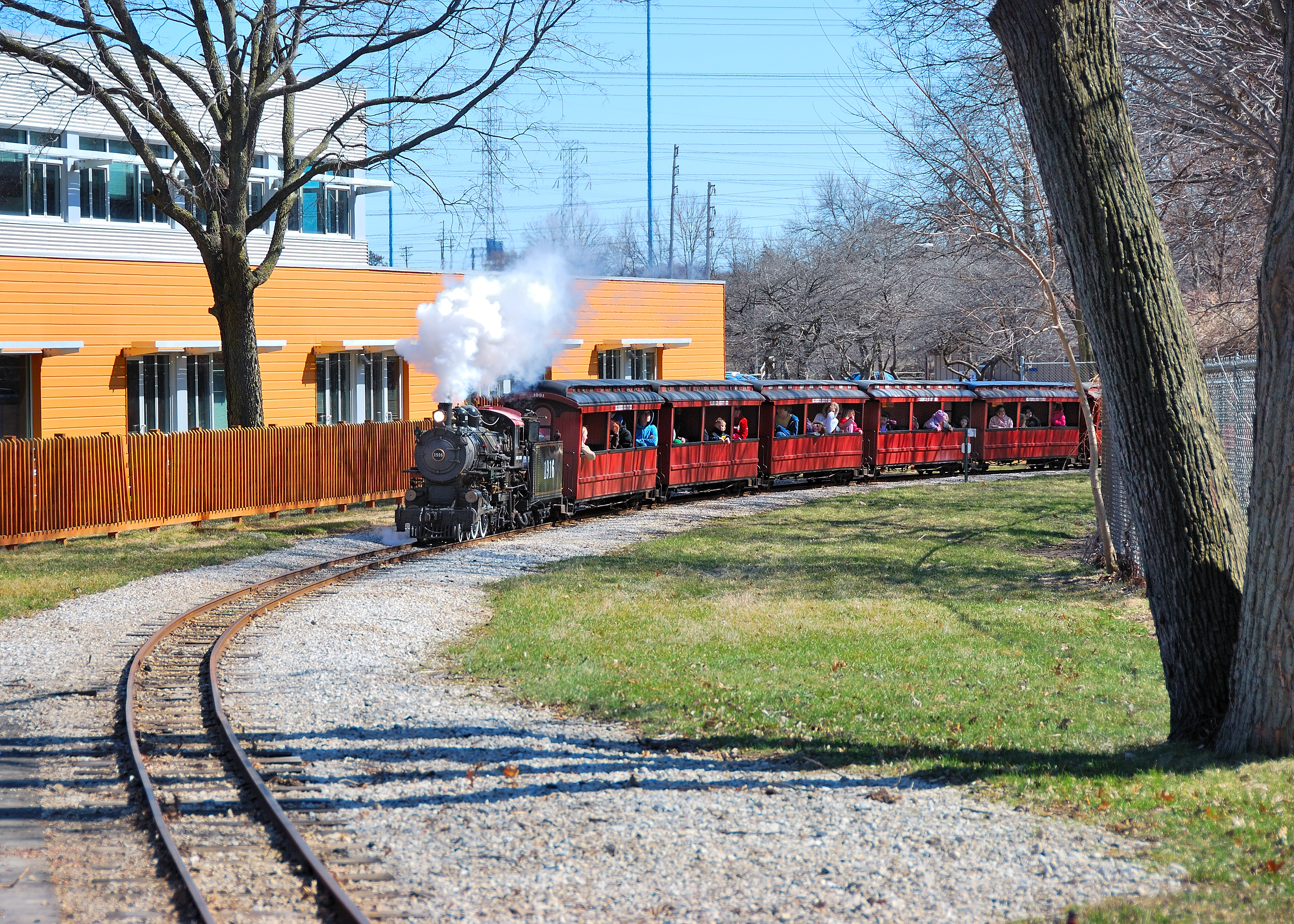 File:Train at Milwaukee Zoo-11April2009.jpg - Wikimedia Commons