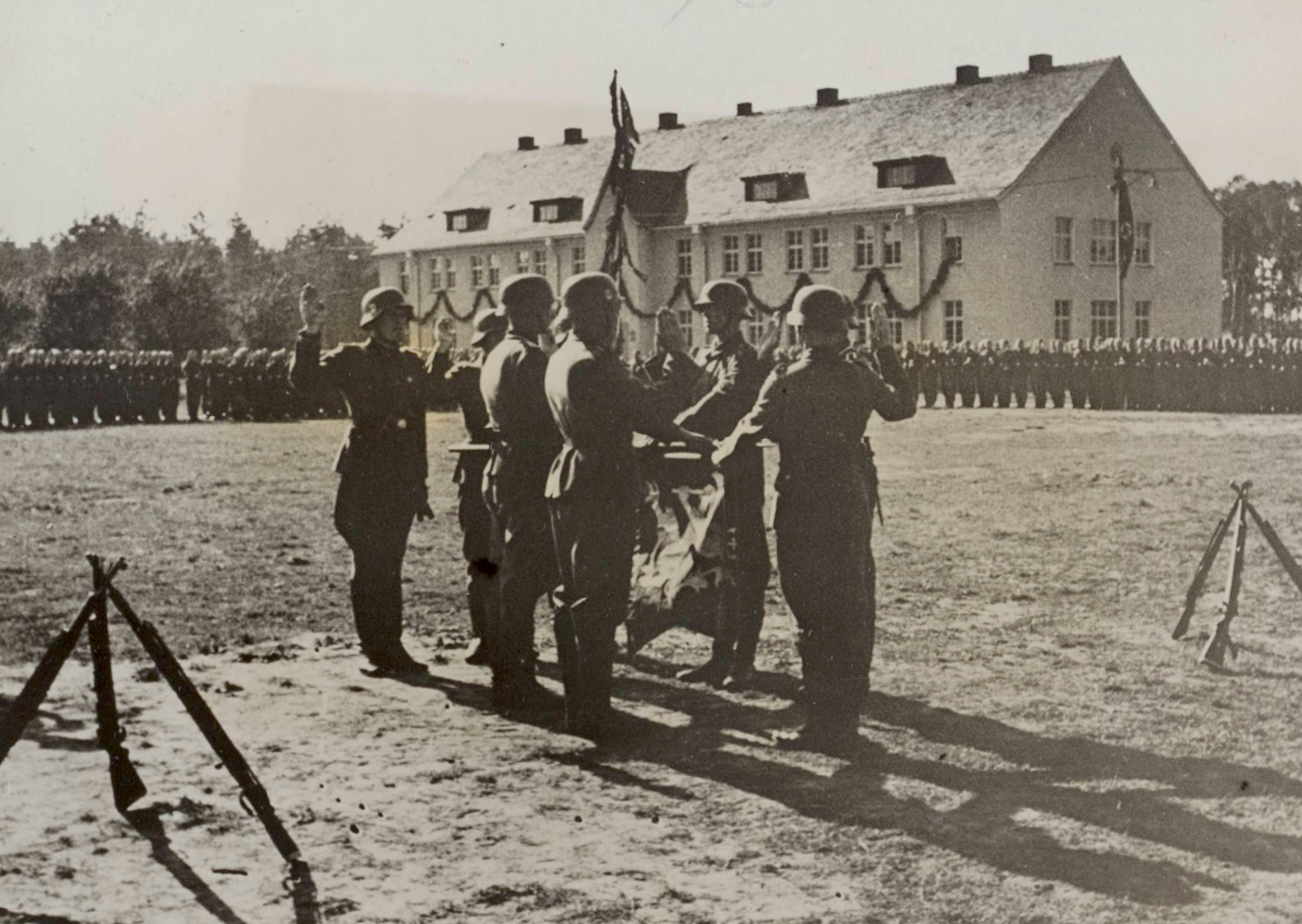 Merchandiser betekenis Fascineren File:WWII Norwegian Waffen-SS volunteers frontkjempere Norske Legion Freiw.  Legion Norwegen Fallingsbostel 1941-10-10 (03) Swearing-in ceremony Viken  Bataljon banner barracks Fotocoll. Spaarnestad nationaalarchief.nl No known  copyright.jpg - Wikimedia ...