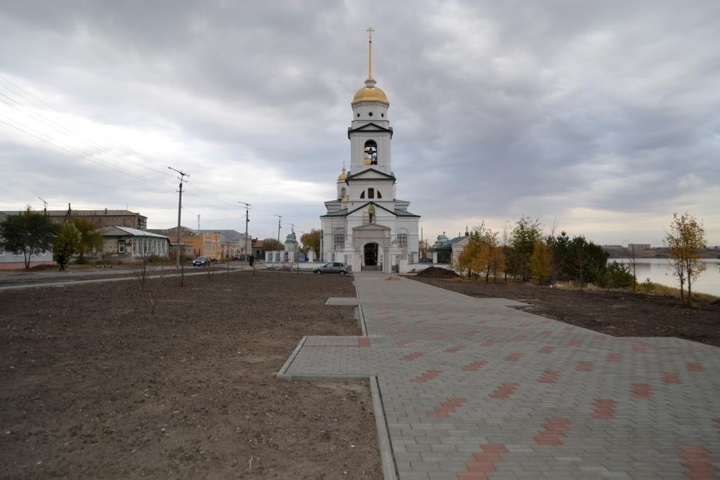 Челябинская область площадь в кв. Уйский собор Троицк. Уйский (Троицкий) собор. Набережная Троицк Челябинская область. Город Троицк Челябинская область набережная у церкви.