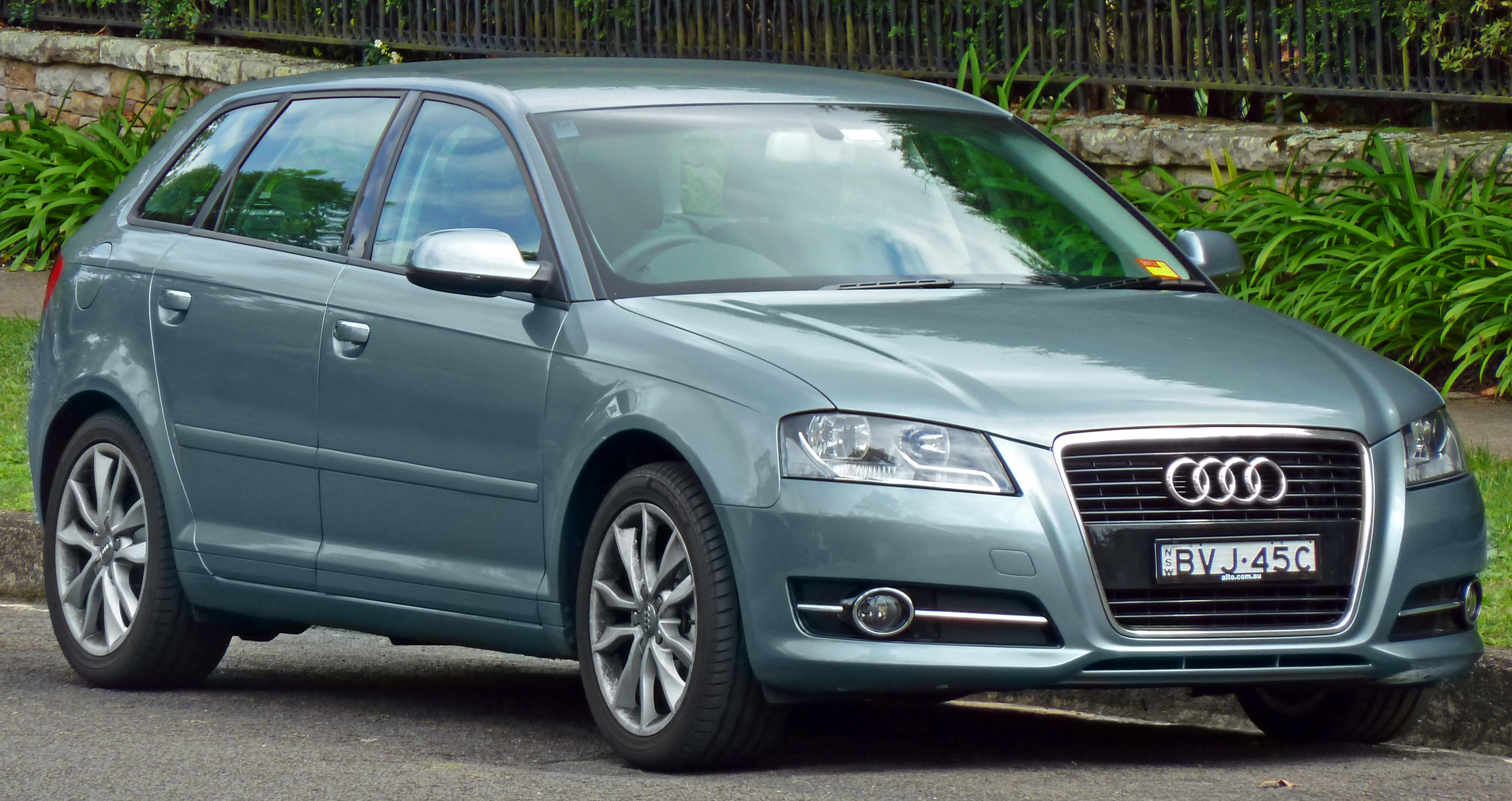 File:Audi A3 8P Ambition S-Line 2.0 TDI Lavagrau Facelift Heck.JPG