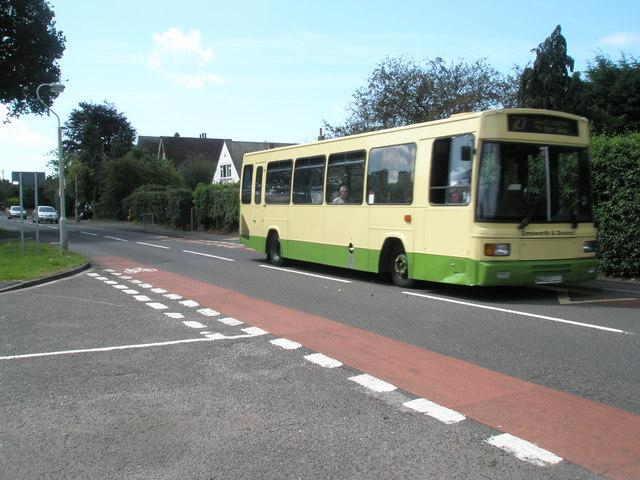 File:27 bus passing the junction of Fifth Avenue and Southleigh Road - geograph.org.uk - 1428684.jpg