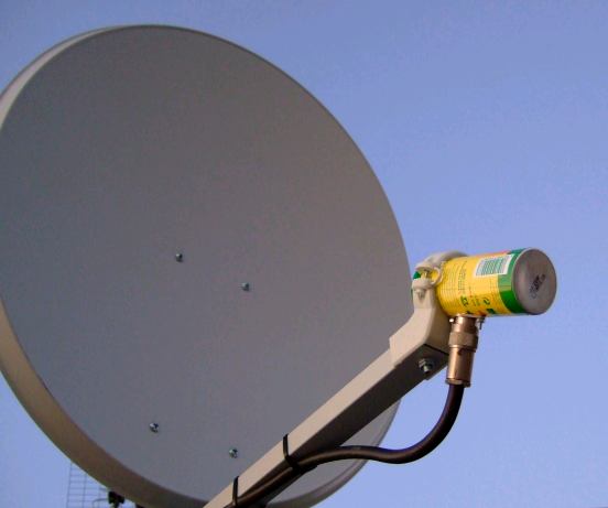 https://upload.wikimedia.org/wikipedia/commons/3/33/5ghz_cantenna_as_satellite_dish_feed-horn.JPG