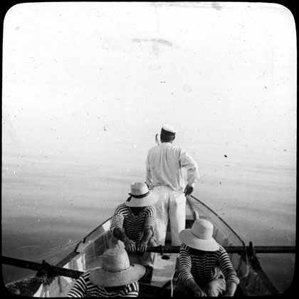 File:Approche dun squale par des marins pêcheurs en chaloupe, explorations du Prince de Monaco, 1905 (5657028838).jpg