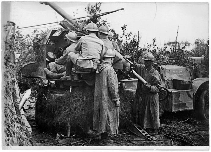 File:Batterie de 75 camouflée - le pointage - Remigny - Médiathèque de l'architecture et du patrimoine - APD0004323.jpg