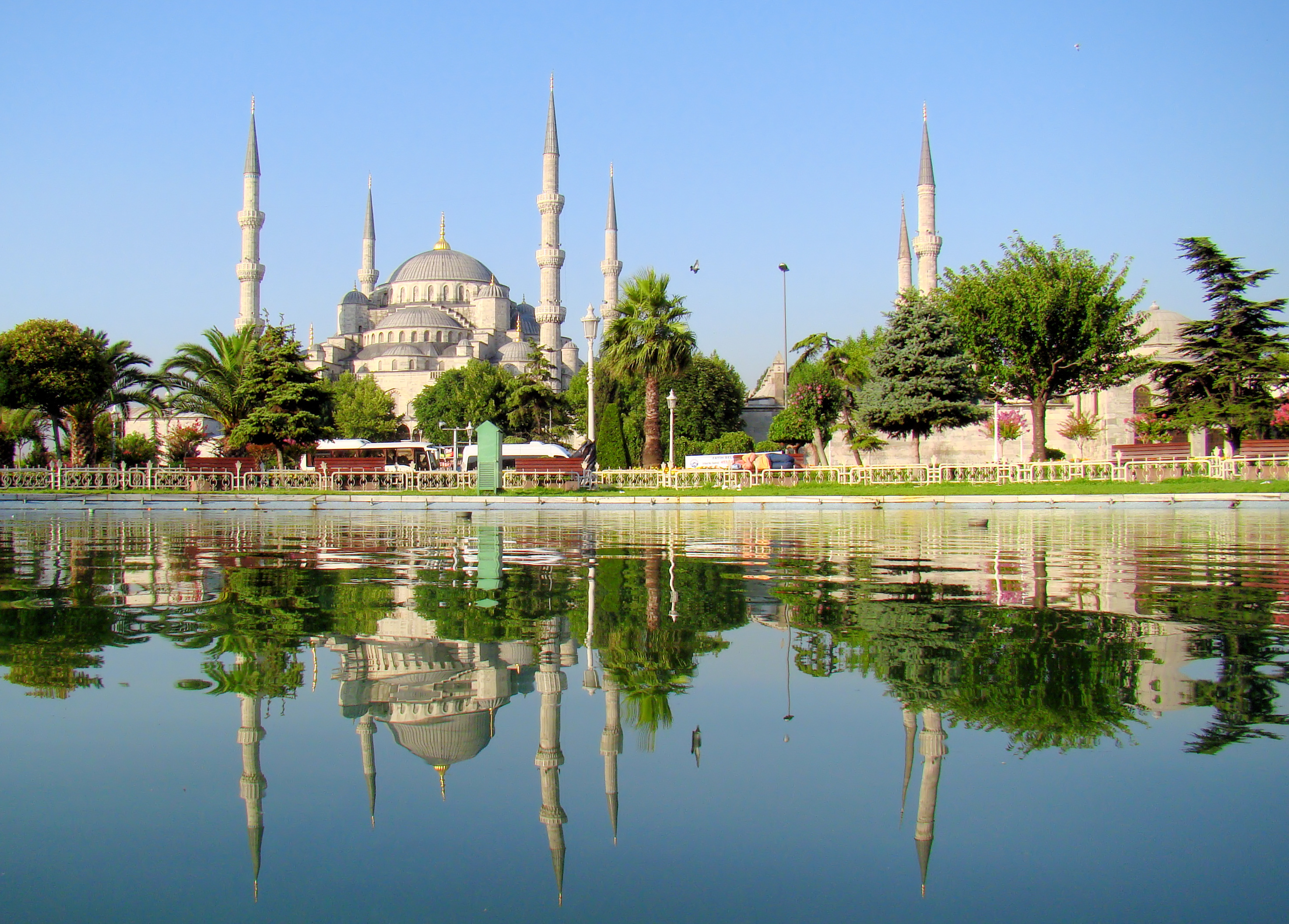 https://upload.wikimedia.org/wikipedia/commons/3/33/Blue_Mosque_Istanbul_Mirrored.JPG