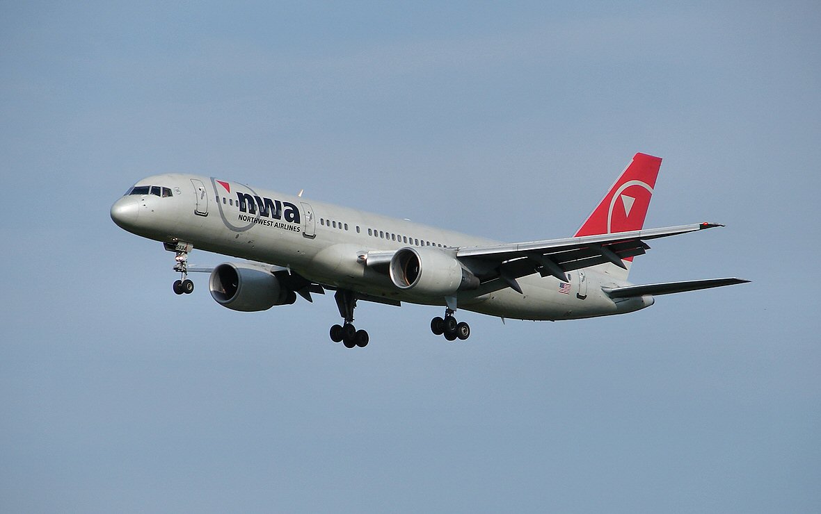 Boeing 757-200 (287995506).jpg