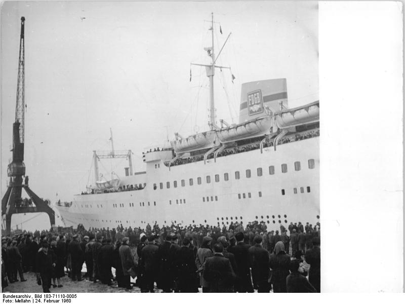 File:Bundesarchiv Bild 183-71110-0005, Rostock, MS "Völkerfreundschaft", erste Fahrt.jpg