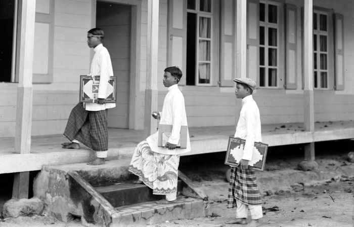File:COLLECTIE TROPENMUSEUM Batakse jonge mannen op weg naar school in Tapanuli Sumatra TMnr 10000684.jpg