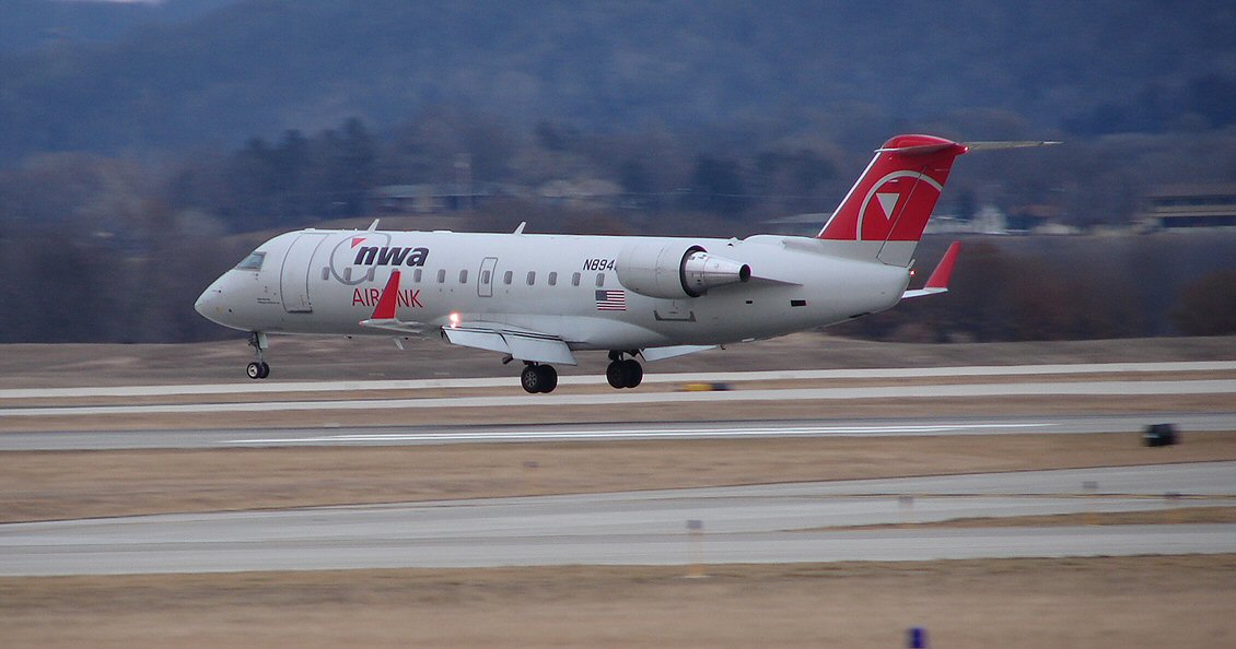 CRJ200 (Northwest Airlink) (360114146).jpg