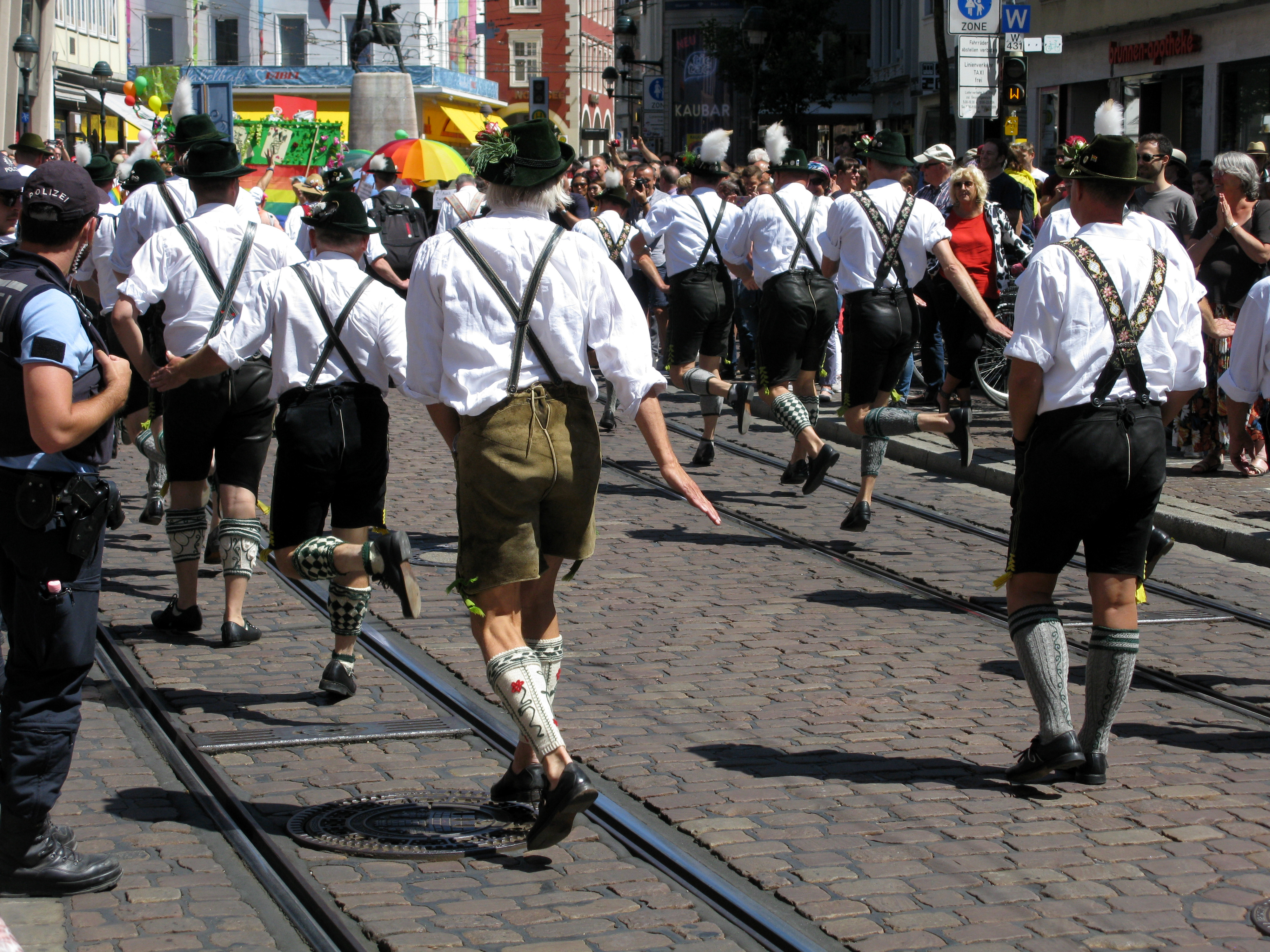 Von hinten. Schuhplattler.