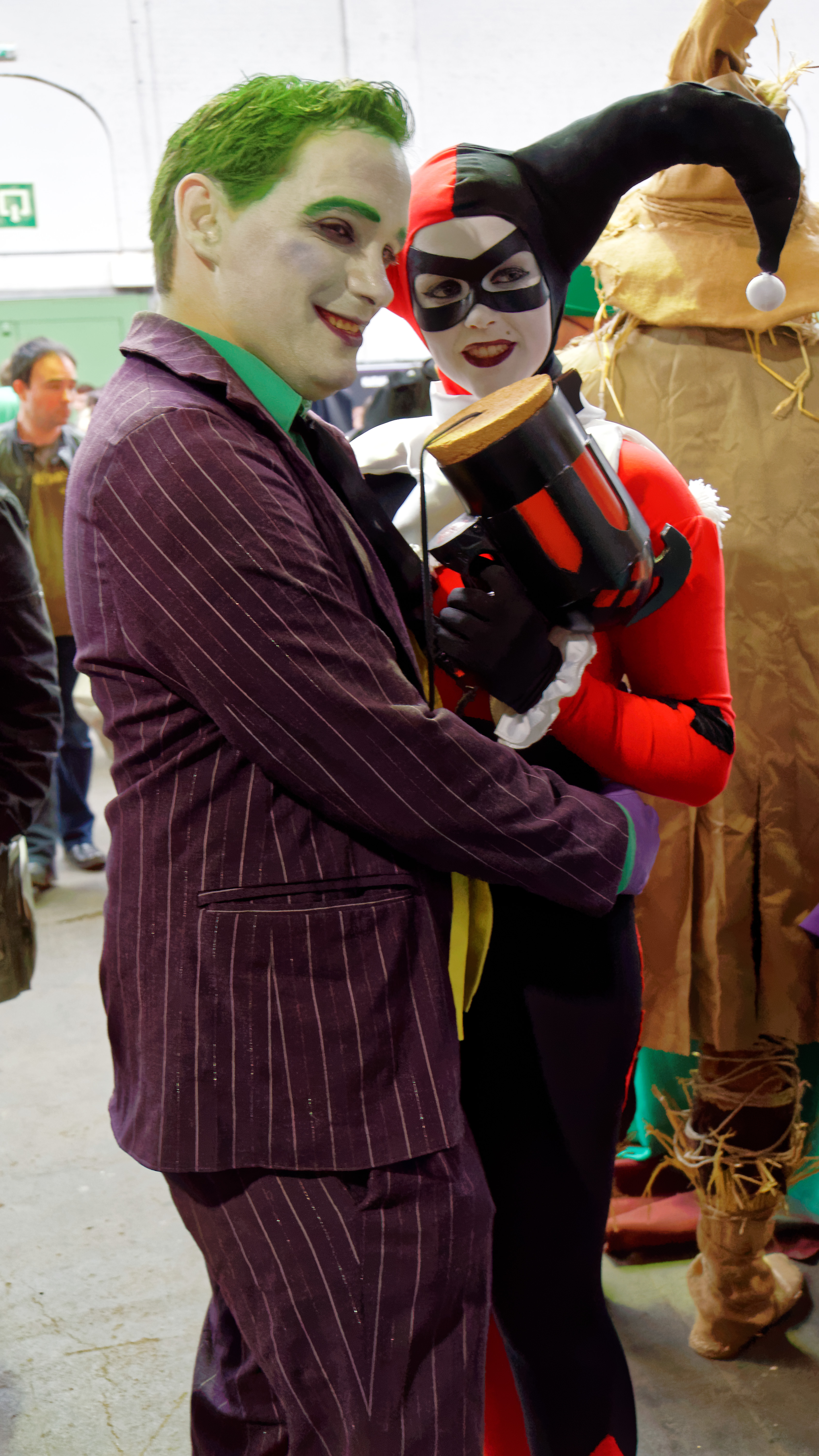 File:Comic Con Brussels 2016 - Joker & Harley Quinn (26582212282).jpg -  Wikimedia Commons