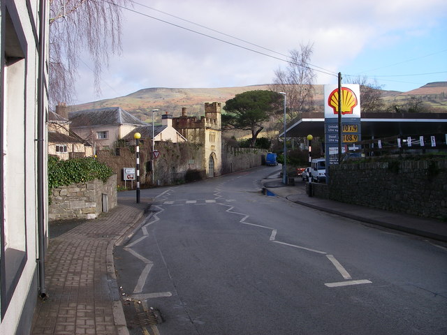 File:Crickhowell views - far and near - geograph.org.uk - 718268.jpg