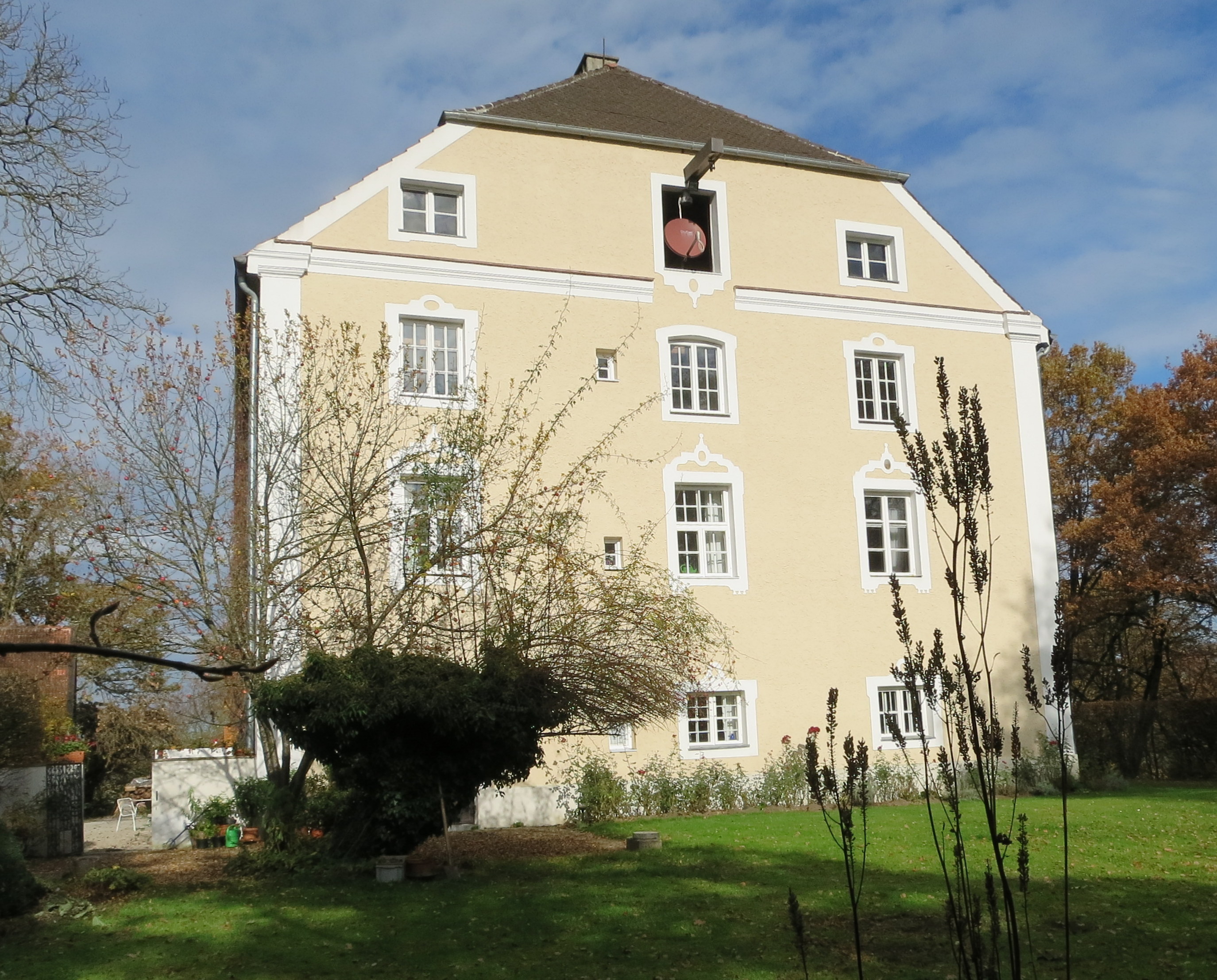 HalbwalmdachbauSchlossstraße 6 in HaindlfingDas ehemalige Hofmarkschloss ist ein dreigeschossiger Ba...