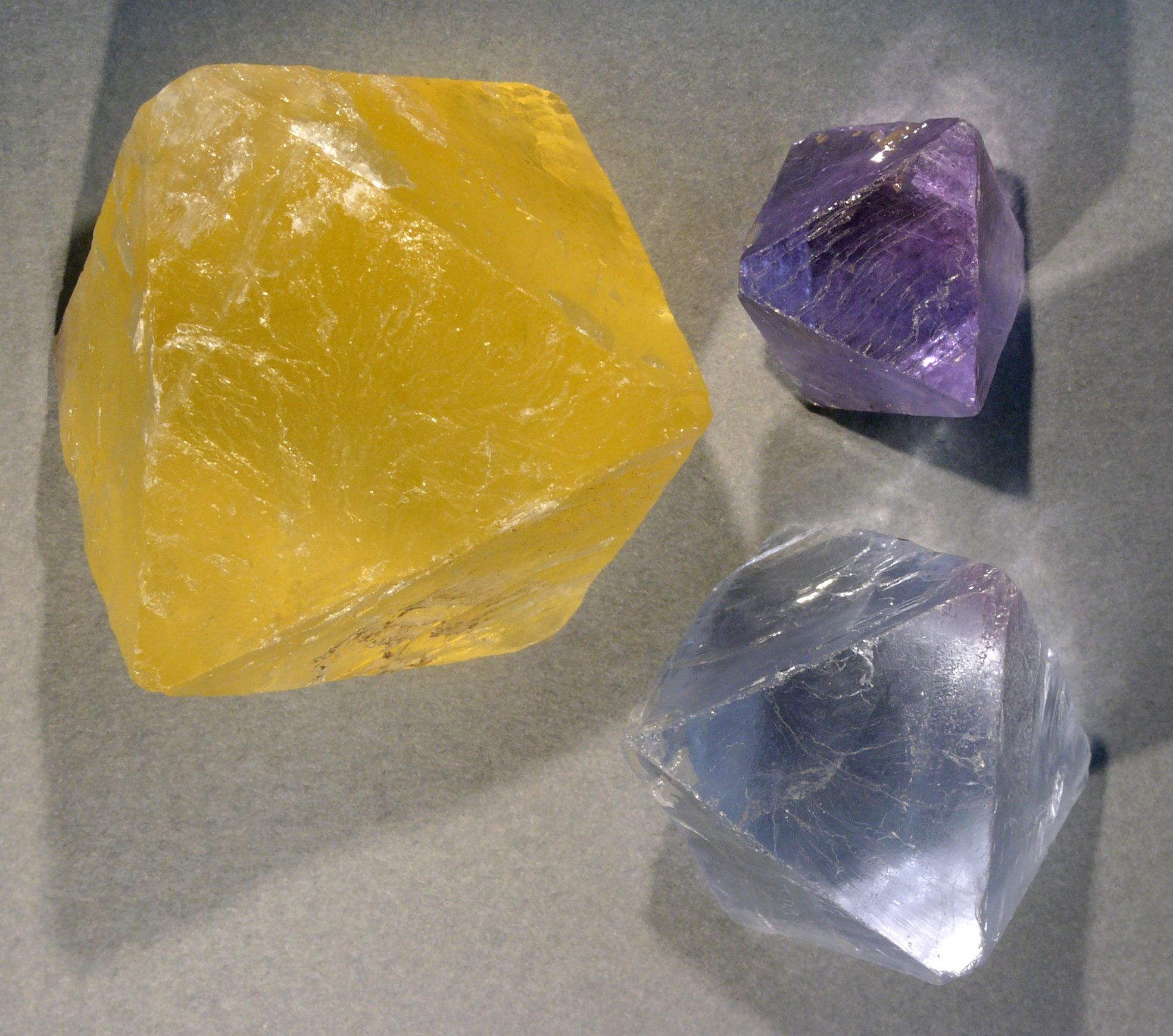 Октаэдр кристаллы. Алмаз флюорит. Флюорит октаэдр. Флюорит Кристалл восьмигранник. Желтый флюорит.