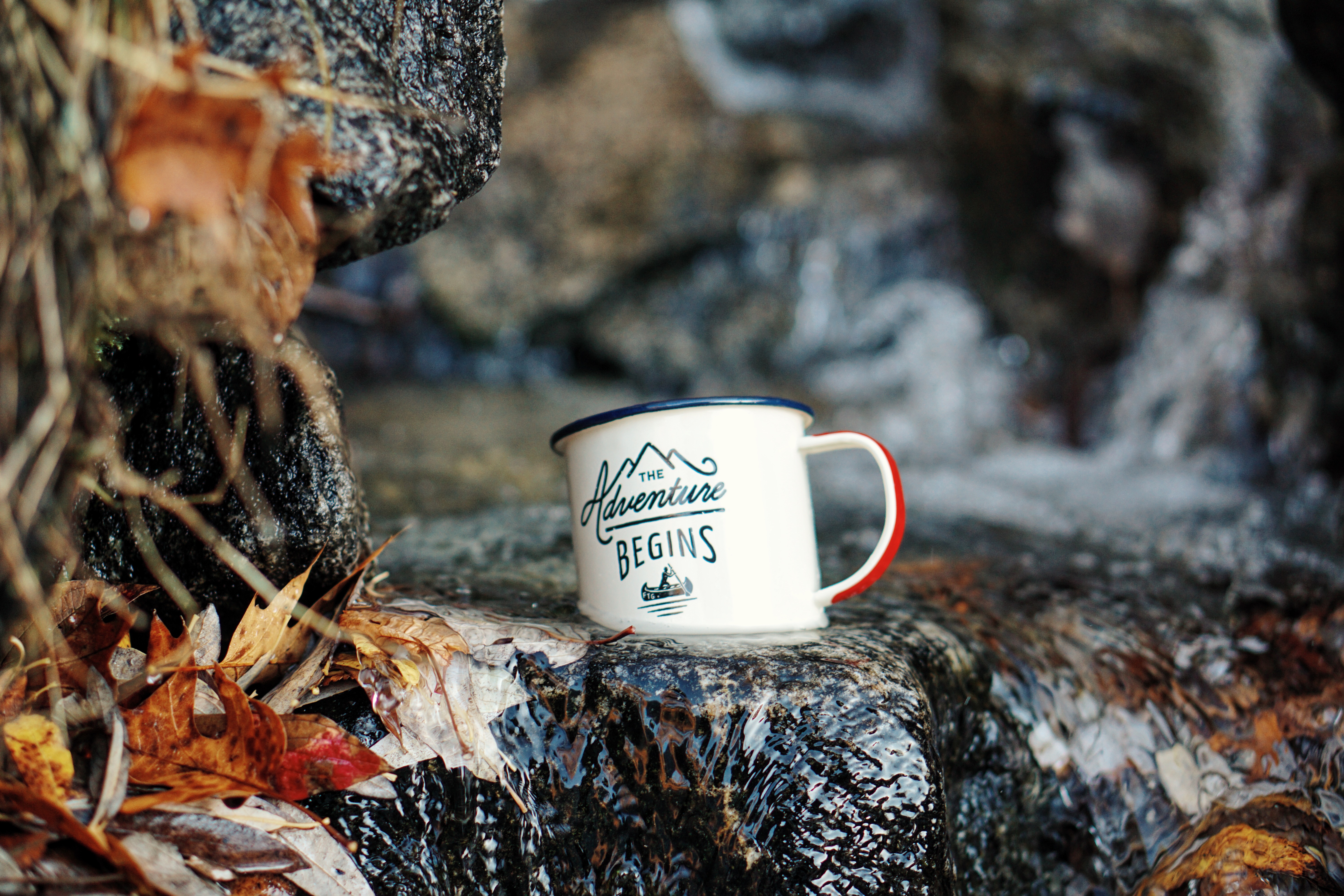 На столе стоят 20 кружек с кофе. Чашка кофе. Кружка чая на природе. Кружка чая в горах. Кружка чая на фоне природы.