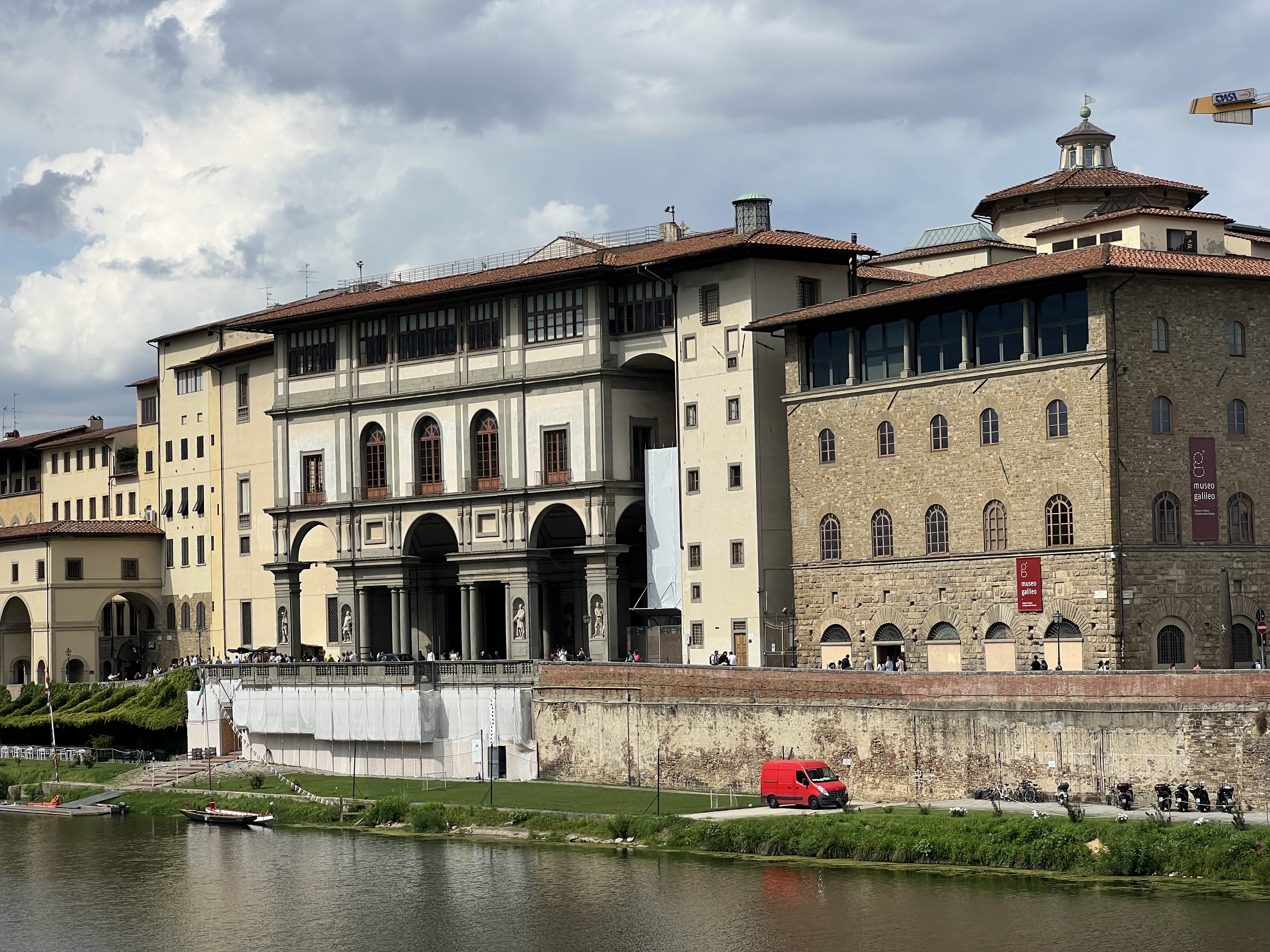 5 52 2022. Археологический музей во Флоренции. Дворец Уффици вид с реки.