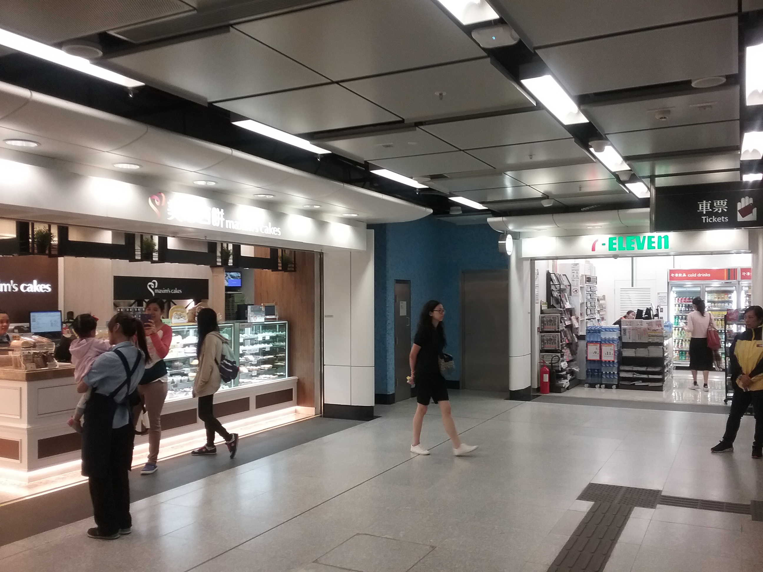 File:Interior of Seven-Eleven.jpg - Wikimedia Commons