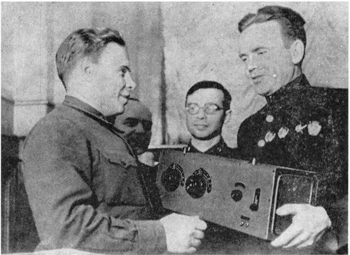 Э. Т. Кренкель после возвращения со станции «Северный полюс» (1938) вручает приз — свой личный радиоприёмник КУБ-4 — ленинградскому коротковолновику В. С. Салтыкову (позывной U1AD), который первым из советских радиолюбителей установил связь с дрейфующей льдиной 29 июня 1937 года[43]