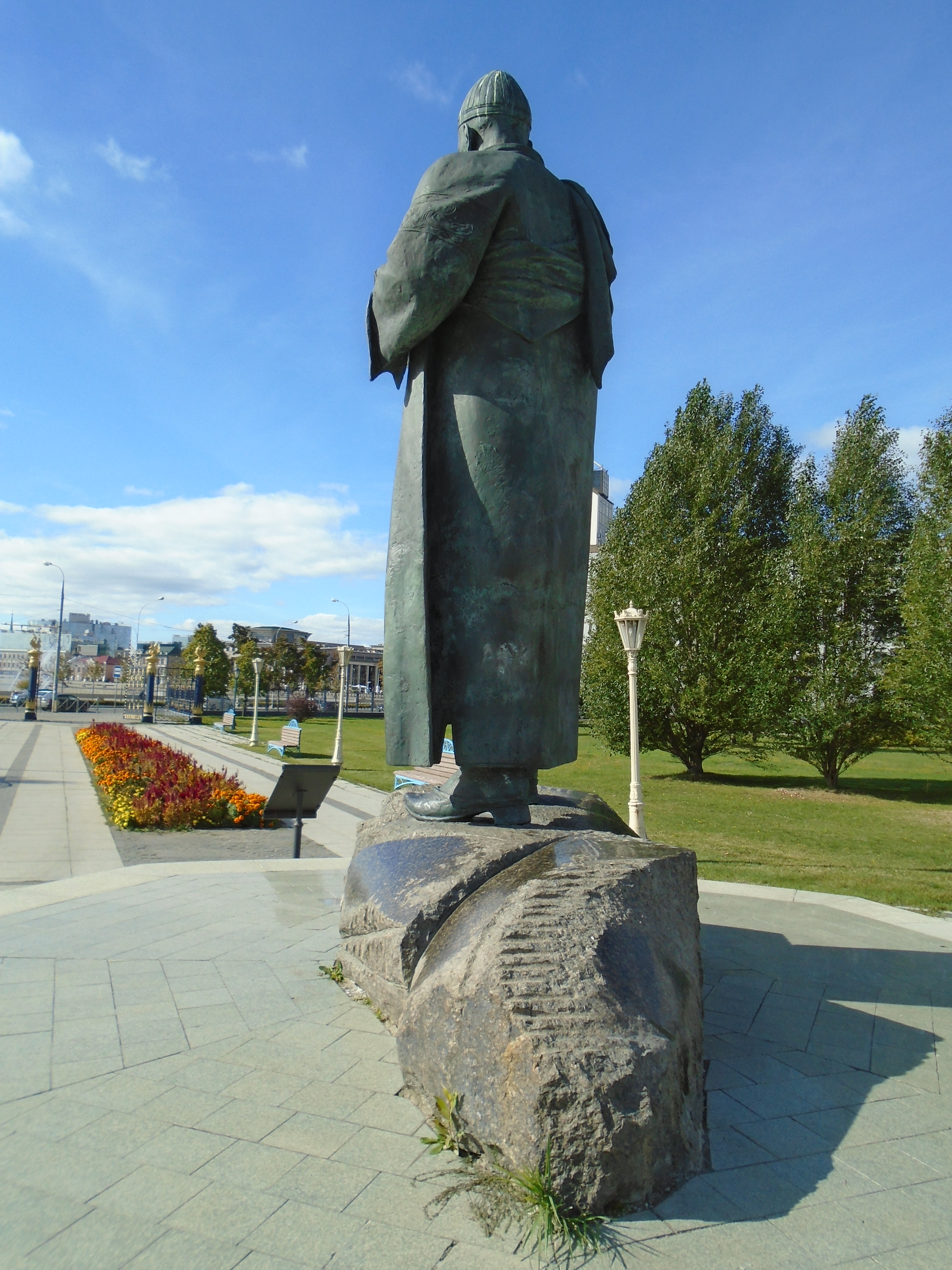 Какому блюду установили памятник в казани. Памятник кул Гали в Казани. Памятник Орджоникидзе в Казани. Памятник в Казани Циолковскому. Парк Победы Казань памятник матери.