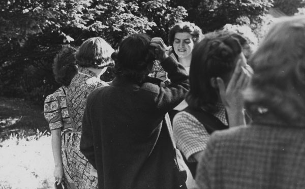 File:LSE Students at Grove Lodge, Cambridge, June 1940 (3990093224).jpg